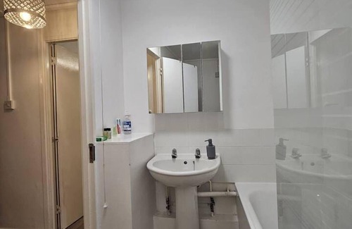 Junction Apartment | Stunning 1-bed Apartment in London
