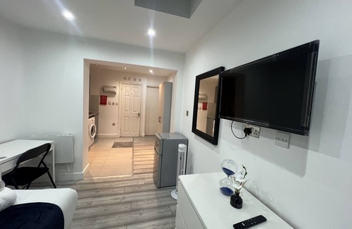 South Harrow Apartment | Stunning 1-bed Apartment in Harrow With Parking