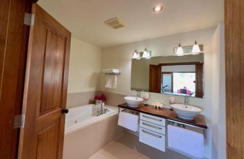 Freetown Apartment | Stunning 1 Bedroom Hideaway Palm/Garden View