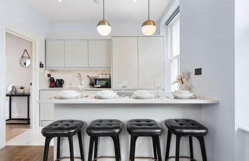 Pimlico Apartment | Stunning 1 bedroom in Westminster with AC sleeps 4