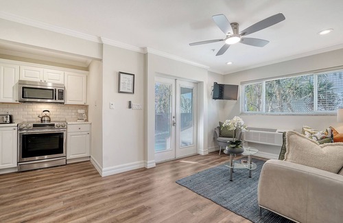 Siesta Key Apartment | Stunning 1-Bedroom, Remodeled Apartment Overlooking Pool Near the Beachn