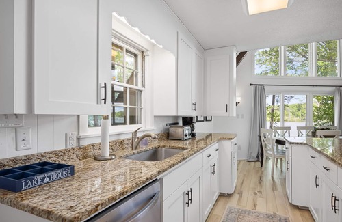 Henderson House | Stunning 180° Lake Views, Kerr Lake Retreat