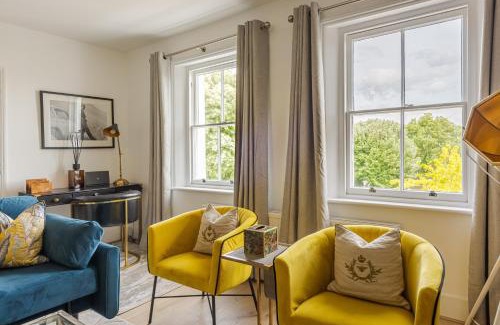 Hampton Wick Apartment | Stunning 1BR Riverside View Apartment