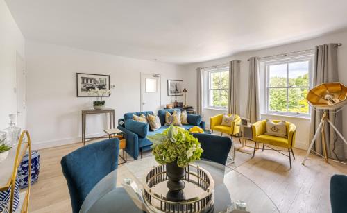 Hampton Wick Apartment | Stunning 1BR Riverside View Apartment