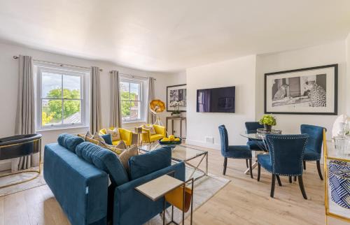Hampton Wick Apartment | Stunning 1BR Riverside View Apartment