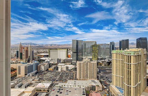 Las Vegas Apartment | Stunning 1BR Strip VIews w Balcony 17701