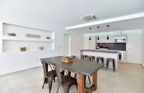 Little Bay Apartment | Stunning 2 BD Ocean View - Terraces Lt Bay
