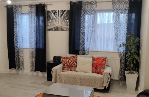 Alibon Apartment | Stunning 2-Bed Apartment in London Dagenham