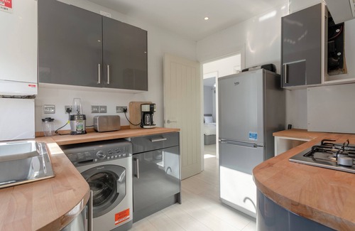 Cannon Hill Apartment | Stunning 2-Bed Apartment in Morden