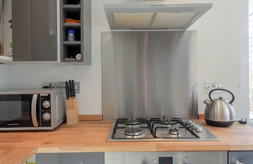Cannon Hill Apartment | Stunning 2-Bed Apartment in Morden