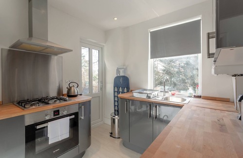 Cannon Hill Apartment | Stunning 2-Bed Apartment in Morden