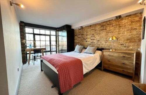 Whitechapel Apartment | Stunning 2-Bed Converted Warehouse - Sleeps 4