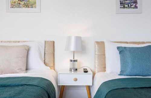 Valence Apartment | Stunning 2 Bed House with Parking in Dagenham