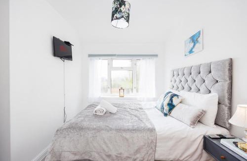 Valence Apartment | Stunning 2 Bed House with Parking in Dagenham