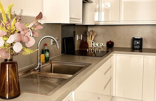 South Kensington Apartment | Stunning 2 bed townhouse in Chelsea on ground floor/private entrance