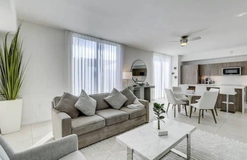 Survey Creek House | Stunning 2 bedroom townhouse - STEPS to the beach!