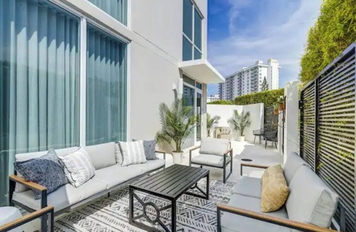 Survey Creek House | Stunning 2 bedroom townhouse - STEPS to the beach!