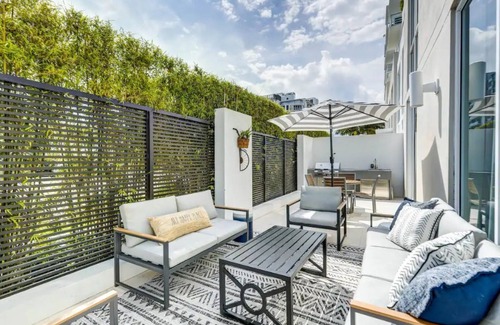 Survey Creek House | Stunning 2 bedroom townhouse - STEPS to the beach!