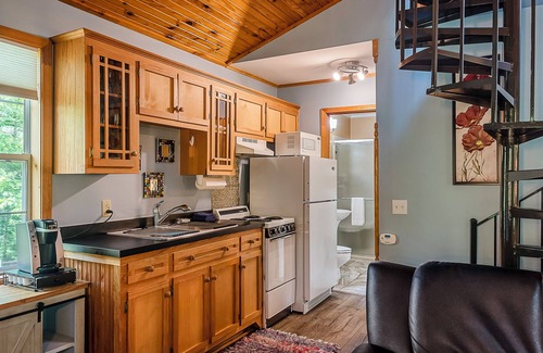 Eureka Springs Historic District Cabin | Stunning 2 Bedroom Cabin In The Woods, Covered Porch, Jacuzzi, Kitchen & Hot Tub