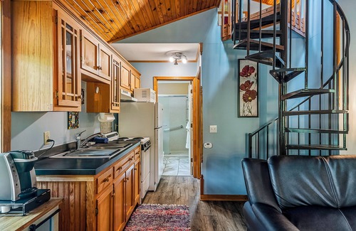 Eureka Springs Historic District Cabin | Stunning 2 Bedroom Cabin In The Woods, Covered Porch, Jacuzzi, Kitchen & Hot Tub