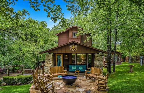 Eureka Springs Historic District Cabin | Stunning 2 Bedroom Cabin In The Woods, Covered Porch, Jacuzzi, Kitchen & Hot Tub