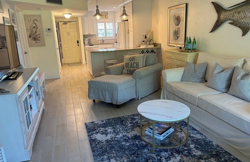 Central Naples Condo | Stunning 2 bedroom, 2 balcony condo on golf course with tennis and pickleball