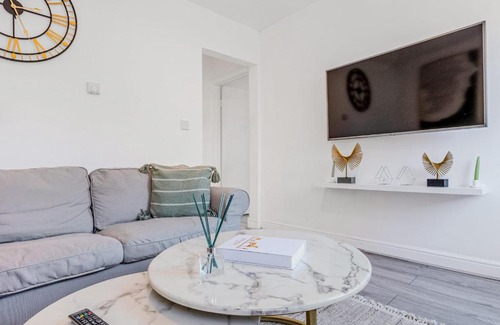 Hanger Hill Apartment | Stunning 2 Bedroom, 5 min walk to Hanger Lane Station