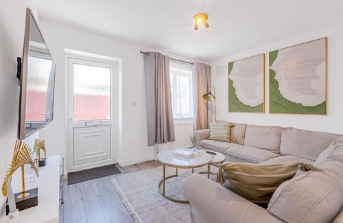 Hanger Hill Apartment | Stunning 2 Bedroom, 5 min walk to Hanger Lane Station