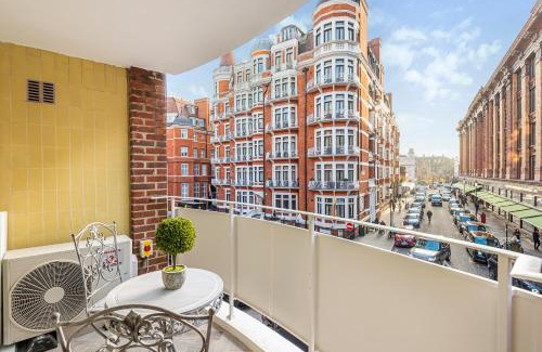 Knightsbridge Apartment | Stunning 2 Bedroom Apartment with Private Balcony and AC