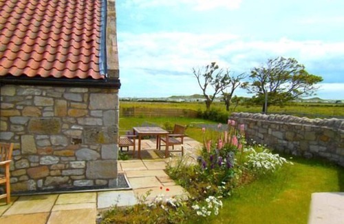 Beadnell Cottage | Stunning 2 bedroom barn conversion near the beach with views of open countryside