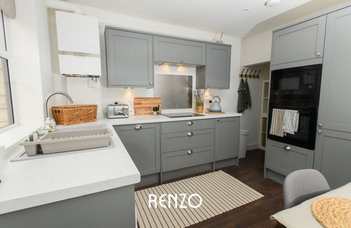 Lincoln House | Stunning 2 Bedroom Home | Free Parking & Wi-Fi