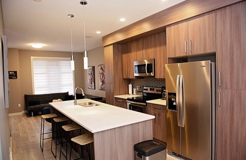 Richmond House | Stunning 2 Bedroom Home- 3 mins to downtown
