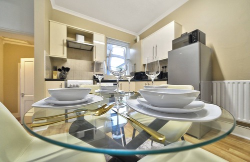 Walpole Apartment | Stunning 2-Bedroom, Located In West London