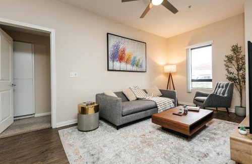 Miracle Mile Apartment | Stunning 2 bedroom near by The Grove