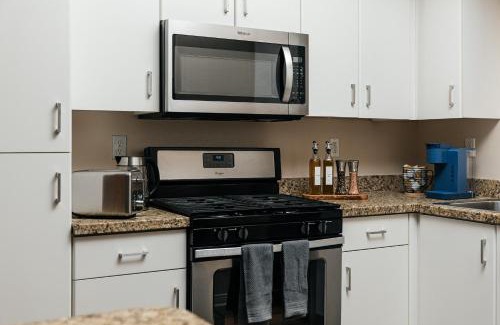 Miracle Mile Apartment | Stunning 2 bedroom near by The Grove