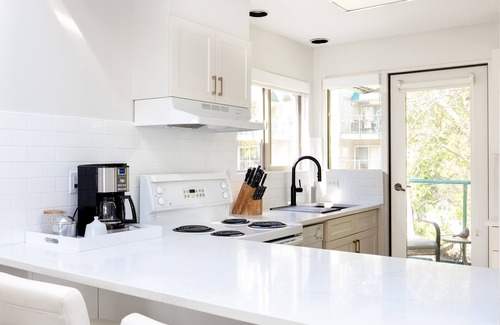 Yellow Point Condo | Stunning 2 Bedroom Oceanfront Condo w/Heated Pool
