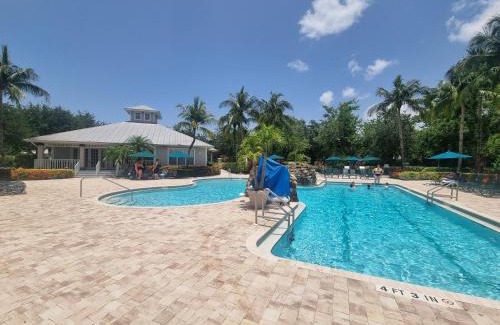 Naples Apartment | Stunning 2-Bedroom plus Den Condo in Greenlinks Resort