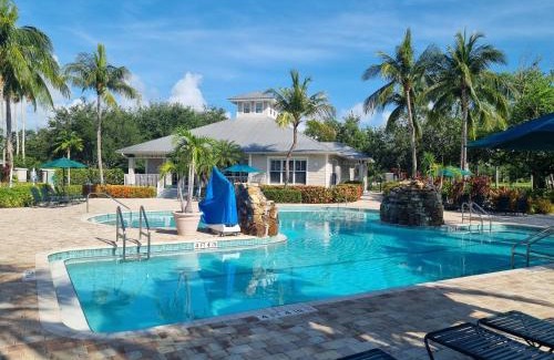 Naples Apartment | Stunning 2-Bedroom plus Den Condo in Greenlinks Resort