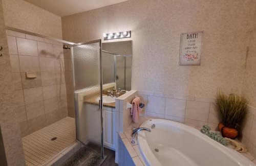 Naples Apartment | Stunning 2-Bedroom plus Den Condo in Greenlinks Resort