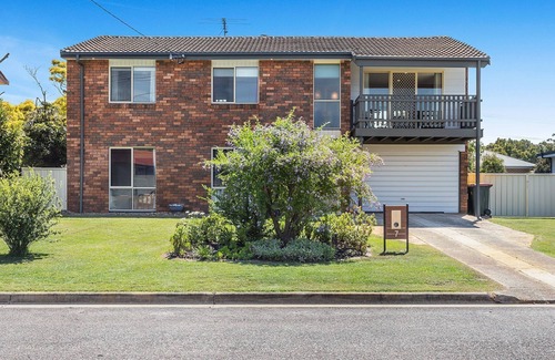 Mallabula House | Stunning 2 storey pet friendly home with reserve views