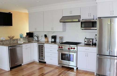 Indian Neck Heights House | Stunning 2BD Contemporary--A/C, Rooftop Deck, Water Views, Walk to Bay Beach, Outdoor Shower