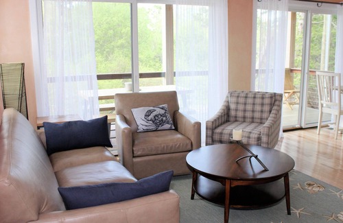 Indian Neck Heights House | Stunning 2BD Contemporary--A/C, Rooftop Deck, Water Views, Walk to Bay Beach, Outdoor Shower