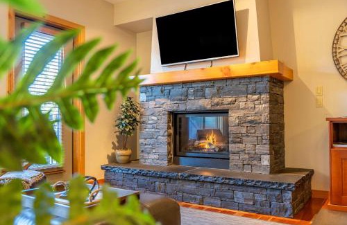 Canmore Apartment | Stunning 2bd hot tub walking distance to downtown