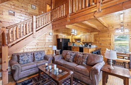 Sevierville Cabin | Stunning 2BD w/Views! Hot Tub + MINS from Town!