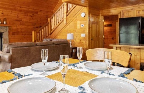 Sevierville Cabin | Stunning 2BD w/Views! Hot Tub + MINS from Town!