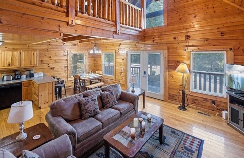 Sevierville Cabin | Stunning 2BD w/Views! Hot Tub + MINS from Town!