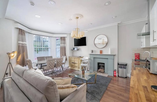 West Kensington Apartment | Stunning 2bed 2bath apt in Earl's Court sleeps six