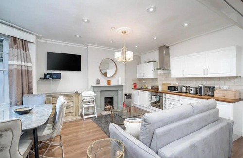 West Kensington Apartment | Stunning 2bed 2bath apt in Earl's Court sleeps six