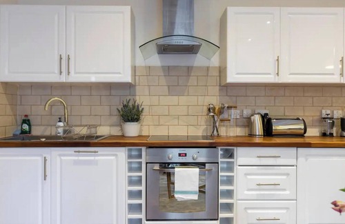 West Kensington Apartment | Stunning 2bed 2bath apt in Earl's Court sleeps six