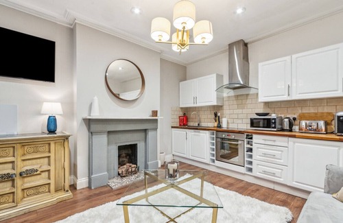 Earl's Court Apartment | Stunning 2bed 2bath Apt in Earls Court sleeps SIX